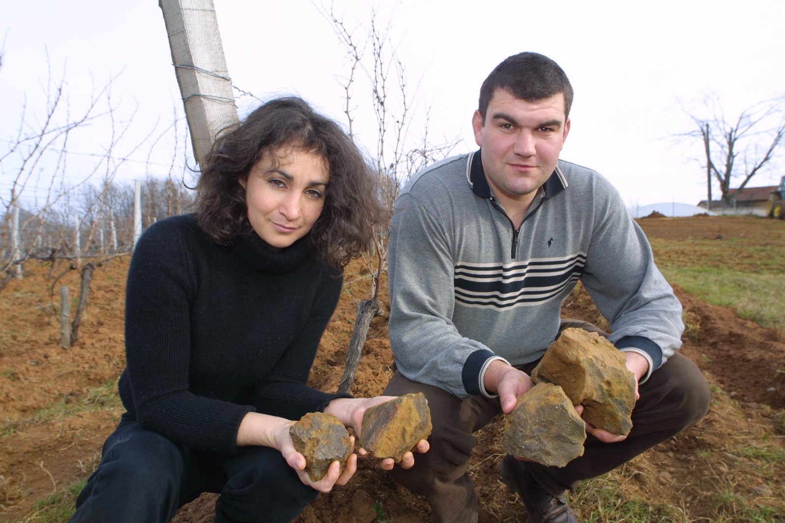 Catherine et Mathhieu montrent des rochers de la Marguerite très ferreux